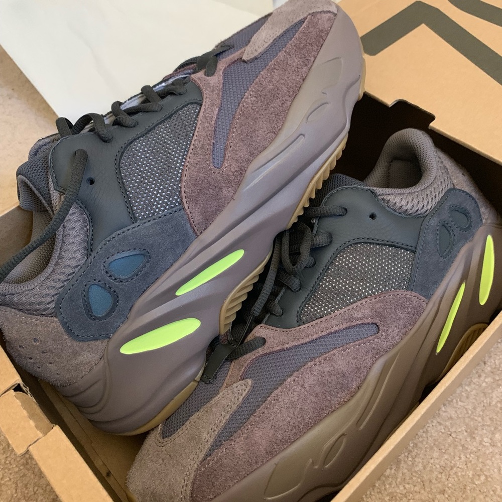 Adidas Yeezy 700 Mauve Size 9.5 100% Authentic